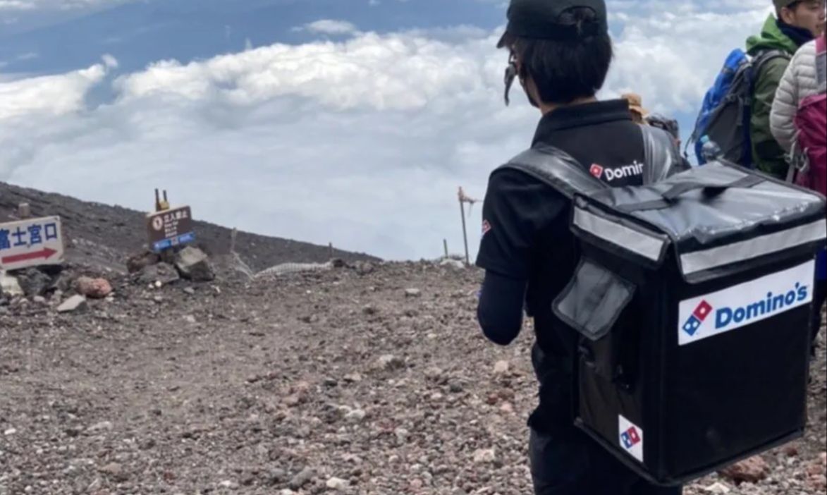 A Japanese Domino Staff Climbed Mount Fuji to Deliver Pizza! trstdly trusted news in simple