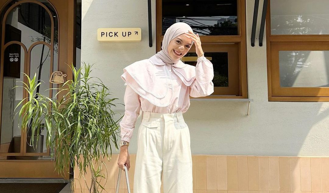 Blus dengan Detail Kerah