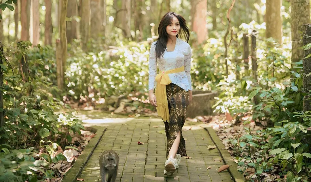 Pakai kebaya tradisional Bali