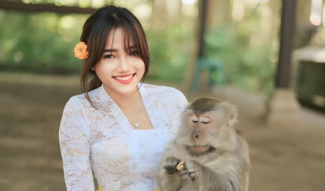 Pose bareng monyet