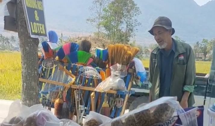 Kisah Kakek Penjual Perabotan