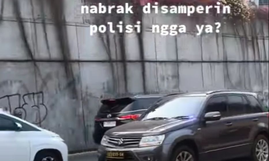 Viral Mobil Berpelat Polri Tabrak Tiang Lampu & Tersangkut Di ...