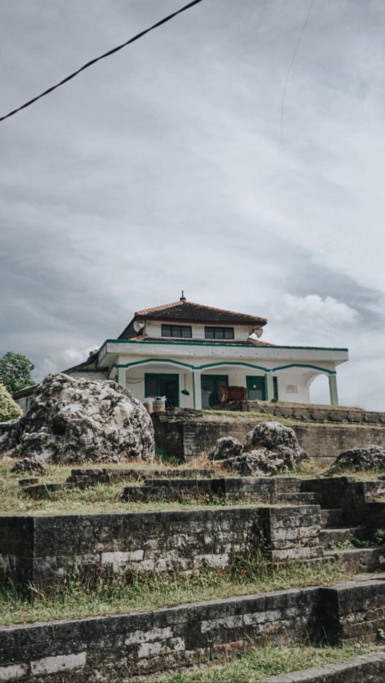 Peninggalan Sunan Giri di situs Giri Kedaton antara lain batu pelinggihan, kolam wudhu, dan dinding pagar kuno.