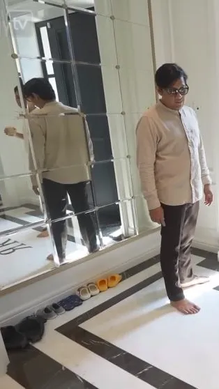 Sepatu mahal Rafathar dan Rayyanza diletakan di depan pintu.