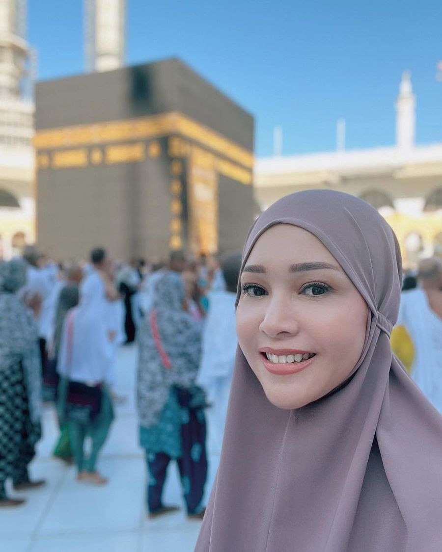 8 Foto Cantik Bunda Maia Estianty Yang Berhijab Selama Ibadah Umrah