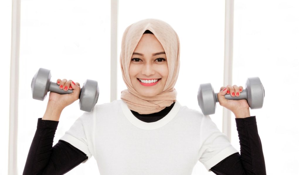 4. Lakukan Olahraga Angkat Beban