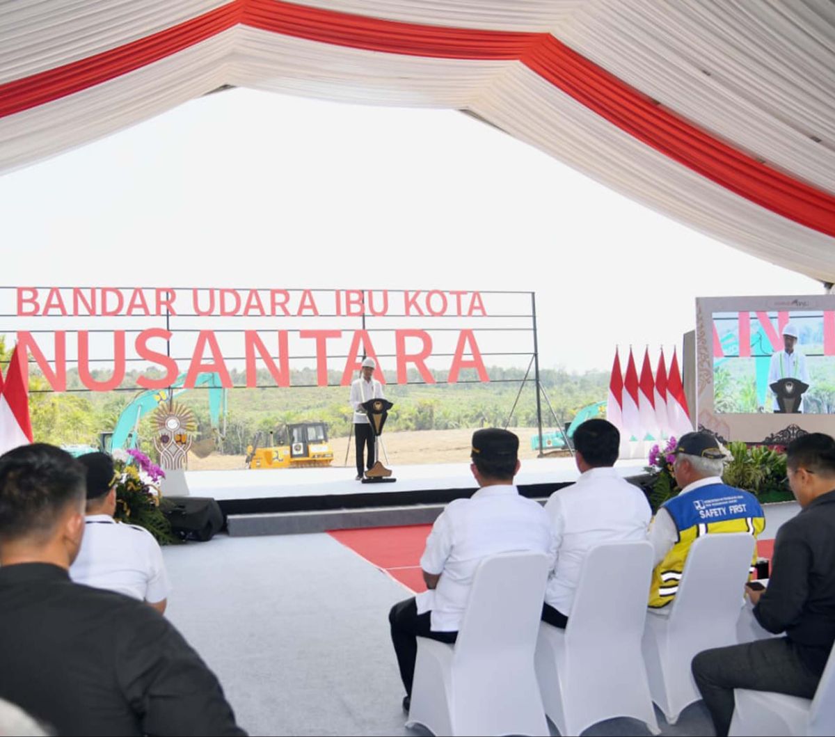 FOTO: Momen Jokowi Resmi Mulai Pembangunan Bandara IKN, Ditargetkan ...