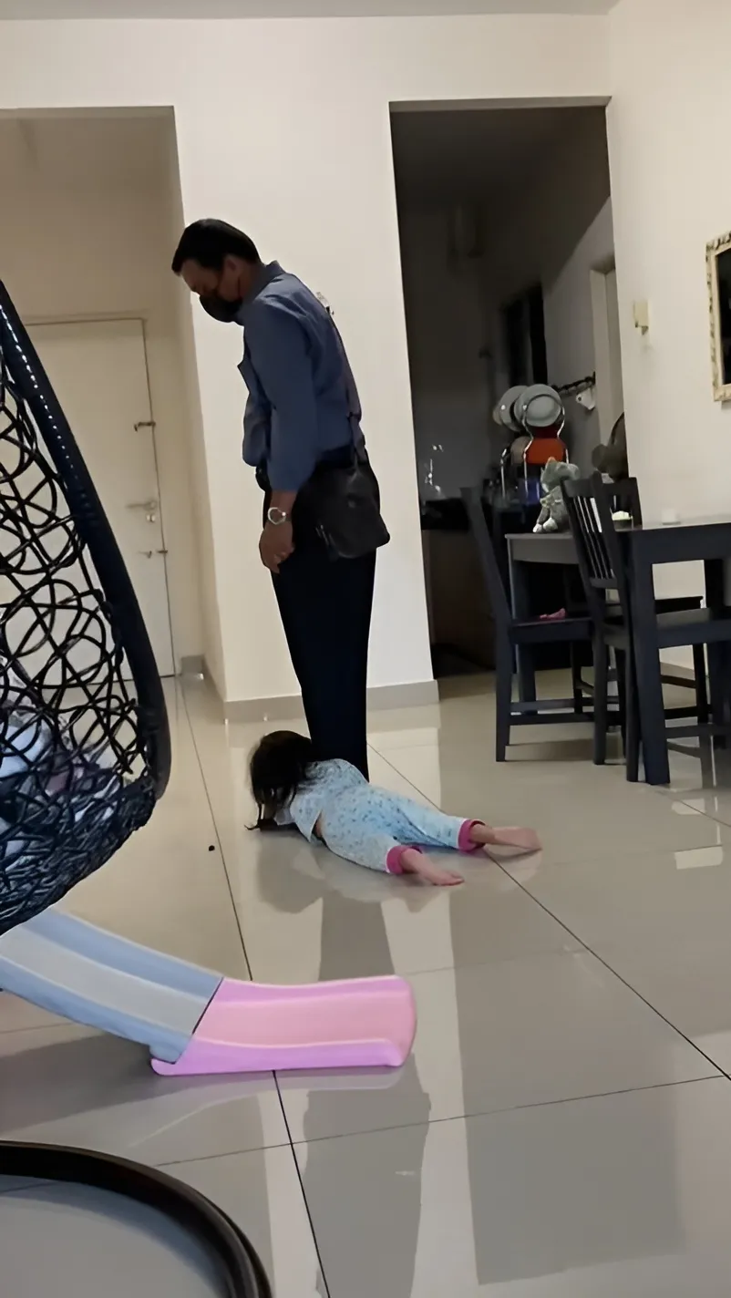 Ritual Kocak Ayah dan Anak Perempuannya Setiap Pagi, Diseret Pakai Kaki