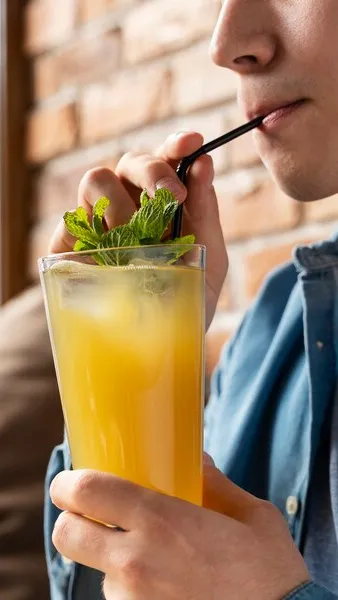 6. Jus Jeruk: Sumber Vitamin C dan Folat