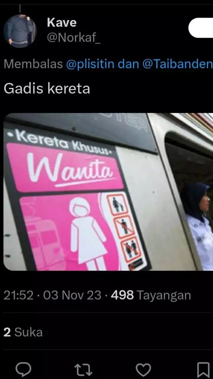 Gadis kretek jadi kereta hahaha! Untung nggak jadi masinis ya! Gadis kretek naik kereta khusus wanita nih! Ada- ada saja ya!