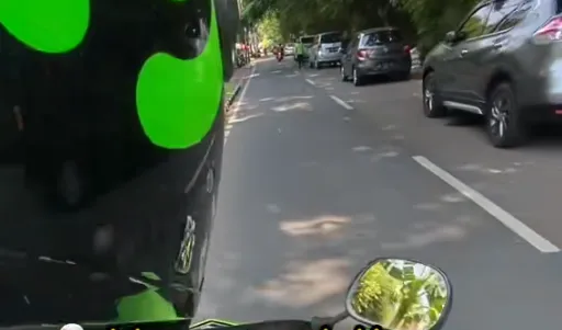 Pak maaf tadi saya lihat bapak foto gaya-gaya kenapa ya?