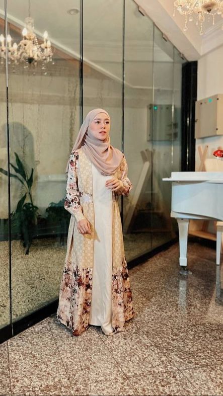 Kini Lesti sudah terbiasa pakai brand ternama yang menempel di badannya.<br>