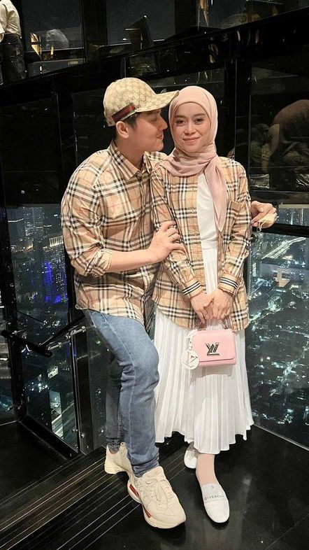 Pasangan ini sering membuat netizen melongo dengan outfit yang dipakai