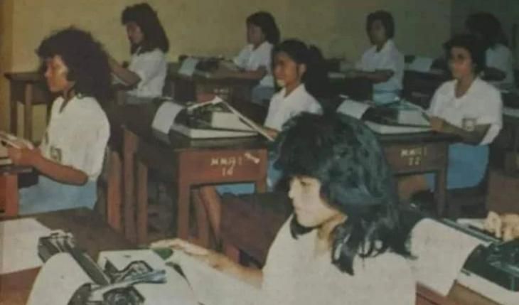 Potret siswi SMEA yang sedang mengikuti praktik pelajaran mengetik pada tahun 1987,