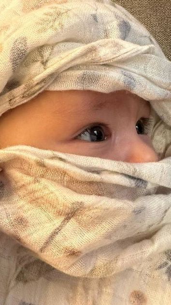 Keduanya masih enggan memperlihatkan wajah dari si kecil yang diberi nama Kamari Sky Wassink.
