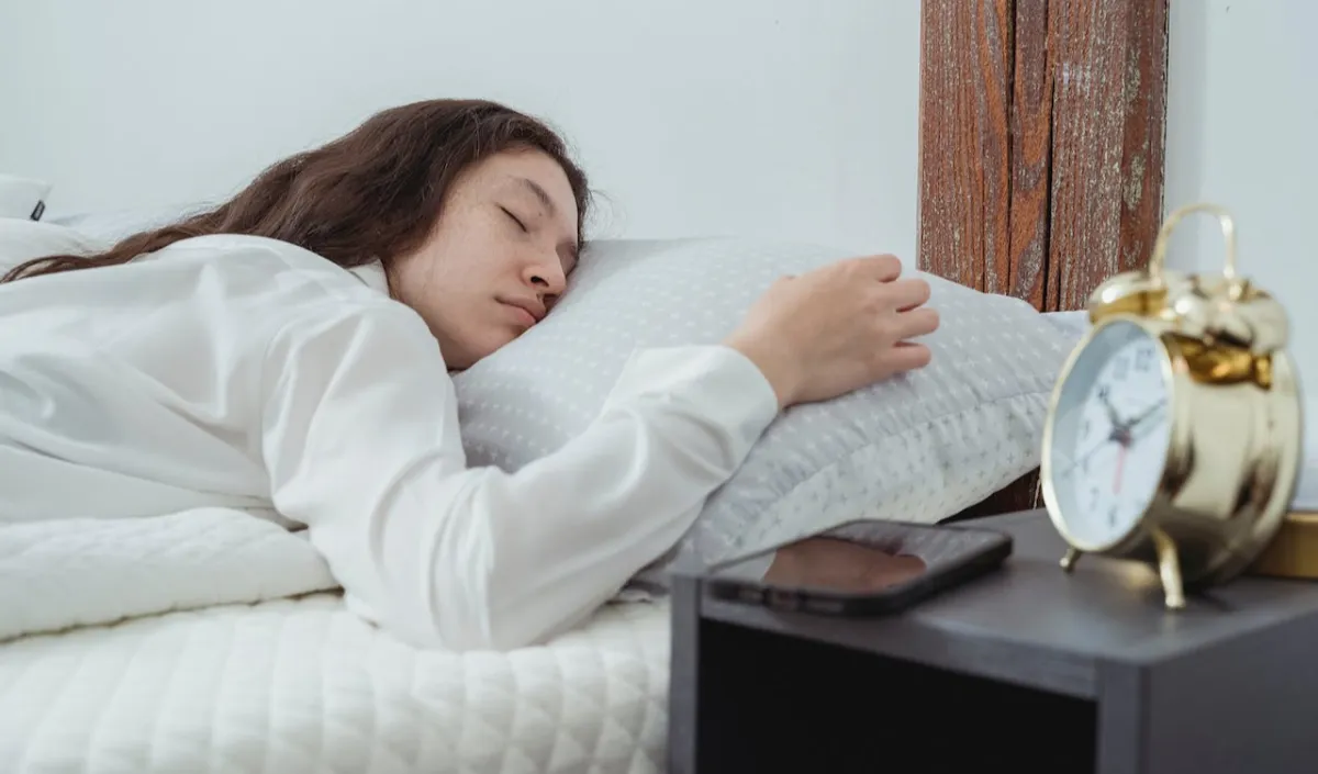Istirahat fisik memiliki dua komponen utama: aktif dan pasif. Komponen pasif melibatkan tidur, sedangkan komponen aktif mencakup aktivitas seperti yoga, peregangan, dan pijat.