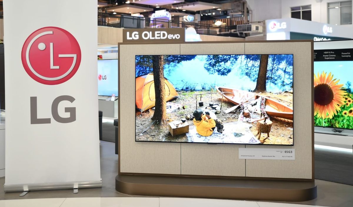 “Produk ini mewakili upaya kami terus mendorong inovasi OLED TV pada tingkat lebih tinggi. Pada reproduksi warna, kecerdasan, dan terapan desain istimewa bagi mereka yang tak menegosiasikan satu di antaranya untuk kepuasan memiliki TV.” 