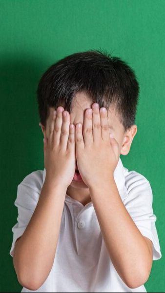 Dampak yang mungkin dialami anak akibat melihat orangtua berhubungan intim yaitu lebih berisiko kencanduan pornografi.