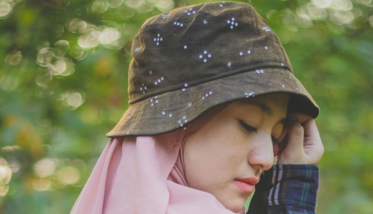 4. Hijab dan Bucket Hat