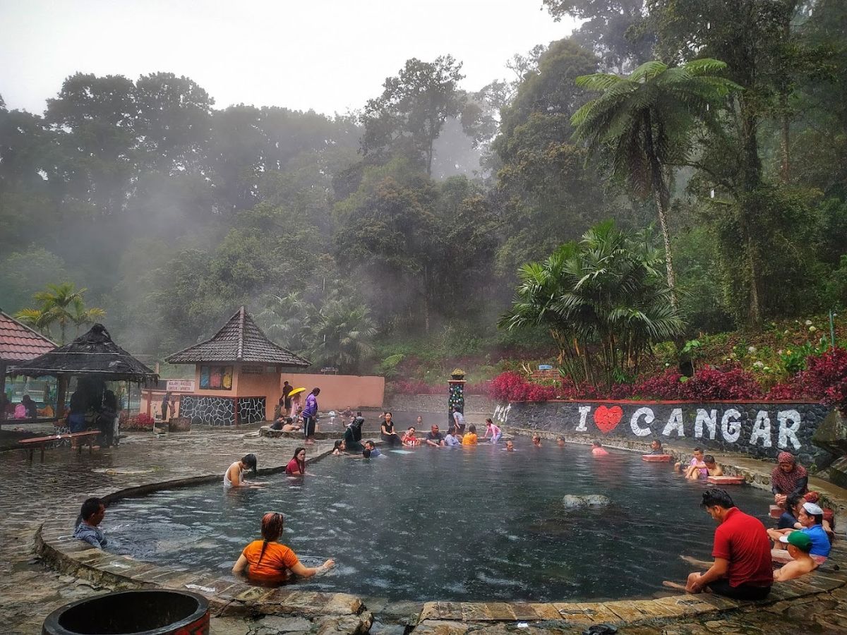 Sensasi Berendam Air Panas Cangar di Tengah Hutan Alami, Dipercaya Sembuhkan Berbagai Penyakit