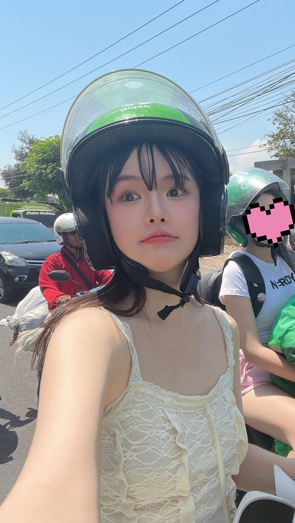 Soseo berulangkali membuat ekspresi yang imut dan lucu selama dibonceng kang ojol.