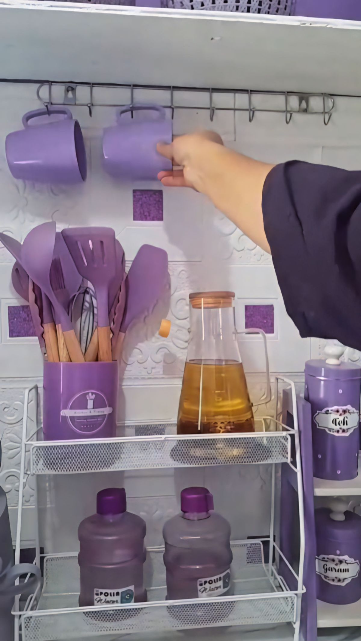 Curhat Emak-Emak Dijulidin Gara-Gara Dapurnya Serba Purple, Mulai dari Kompor Gas sampai Kaleng Kerupuknya Warna Ungu