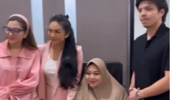 Keluarga Besar Hadir