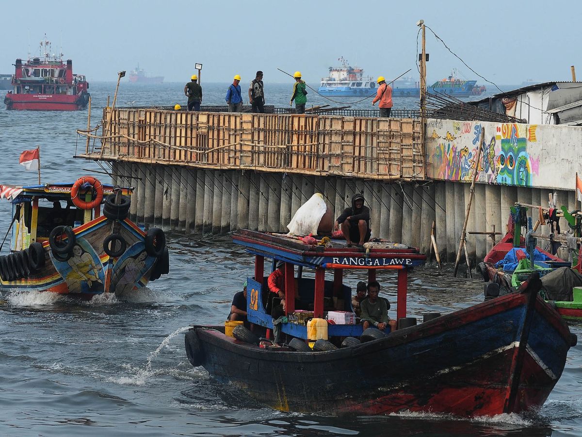 FOTO: Tanggul Laut Sepanjang 3,2 Km Dibangun untuk Cegah Rob di Kampung Nelayan Cilincing