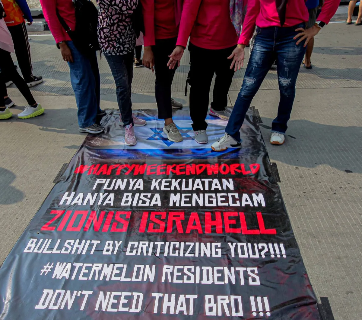 Suasana Hari Bebas Kendaraan Bermotor atau Car Free Day di sekitar Jalan Jenderal Sudirman hingga Thamrin diwarnai oleh aksi injak spanduk bergambar bendera Israel.