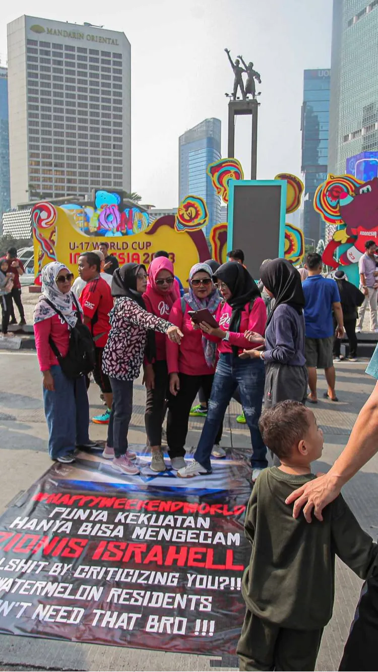 Aksi injak dilakukan oleh masyarakat yang melakukan olahraga selama CFD di sekitaran Bundaran HI, Jakarta.