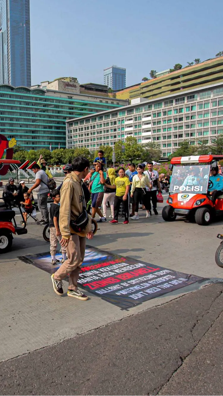 Spanduk bergambar bendera Israel itu diletakkan di tengah jalan raya atau tepatnya berada di depan Bundaran HI.