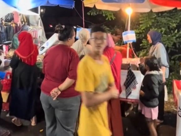 Kisah Wanita Lulusan Sarjana Tak Gengsi Jualan Ayam Potong di Gerobak Motor, 'Yang Penting Jadi Bos di Usaha Sendiri'