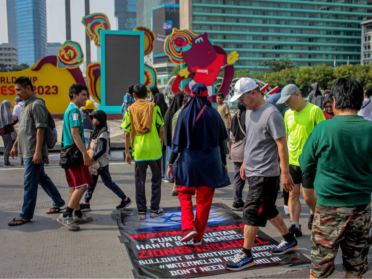 FOTO: Kutuk Serangan Pasukan Zionis, Warga Jakarta Ramai-Ramai Injak Spanduk Bendera Israel Saat CFD Sudirman-Thamrin
