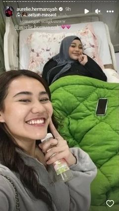Aaliyah tampak menemani Aurel yang saat itu akan menjadi proses operasi Caesar. Aaliyah tampak memberikan dukungan semangat.