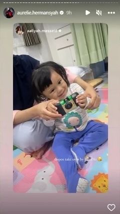 Aaliyah juga tampak bermain bersama putri sulung Aurel, Ameena.