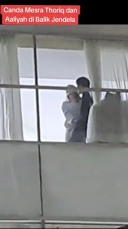 Di video tersebut, Thariq dan Aaliyah terlihat bercengkrama sekaligus menunjukkan gestur bermesraan.