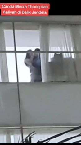 Bahkan, terlihat Thariq mendekat dan hampir mencium Aaliyah.