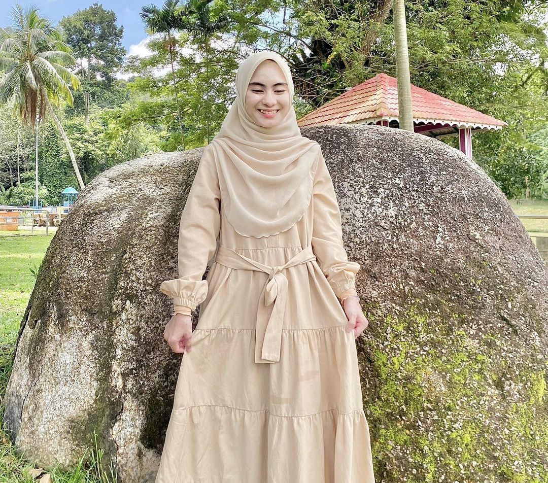 Tutorial Hijab Elegan, Simpel Menutup Dada dan Punggung