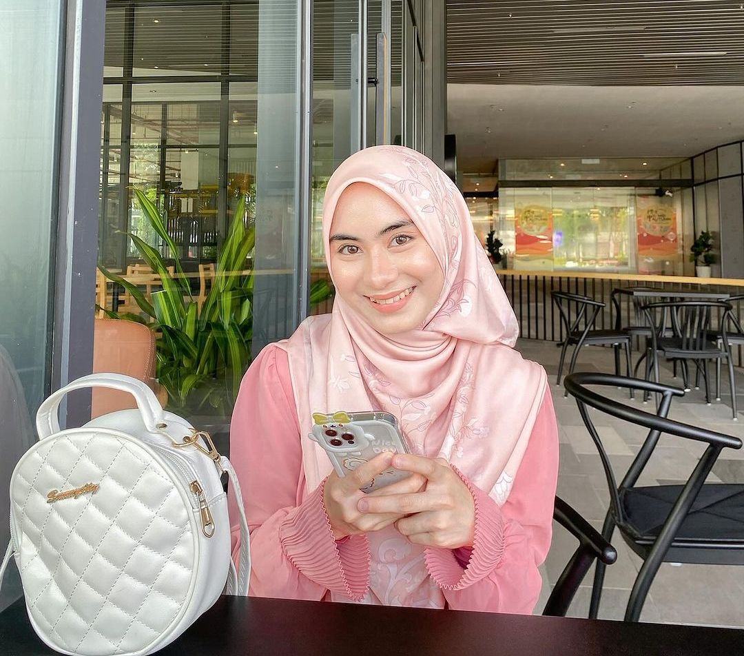 Tutorial Hijab Elegan, Simpel Menutup Dada dan Punggung