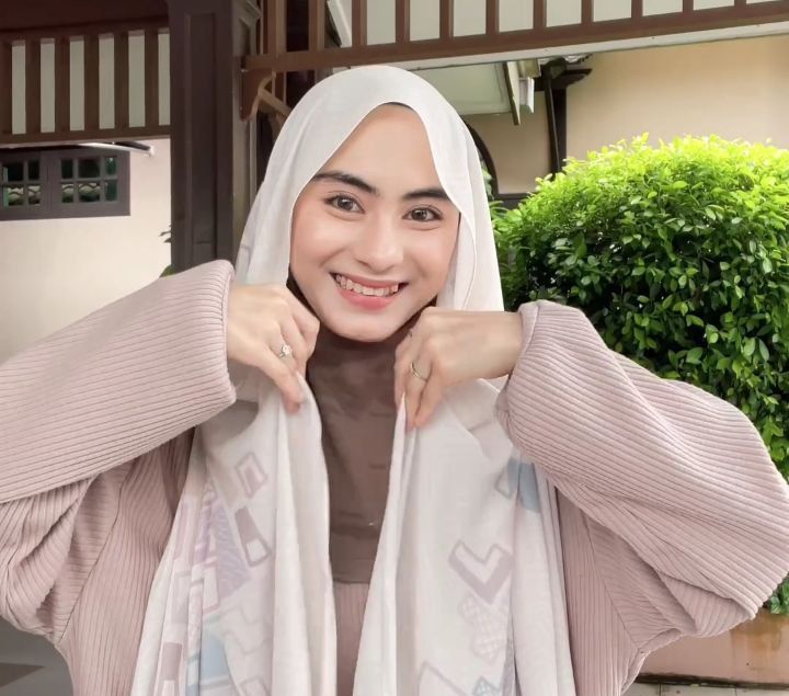 Tutorial Hijab Elegan, Simpel Menutup Dada dan Punggung