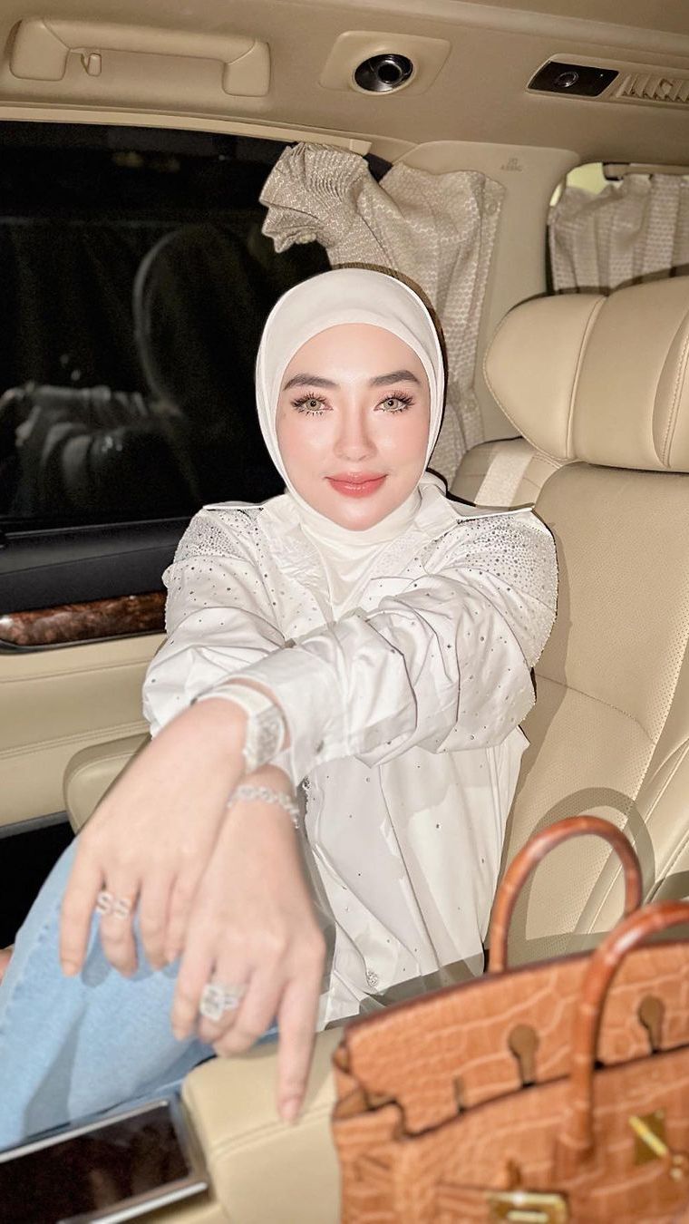 OOTD Shella Saukia, Crazy Rich Aceh yang Sumbang Rp1 Miliar untuk Palestina