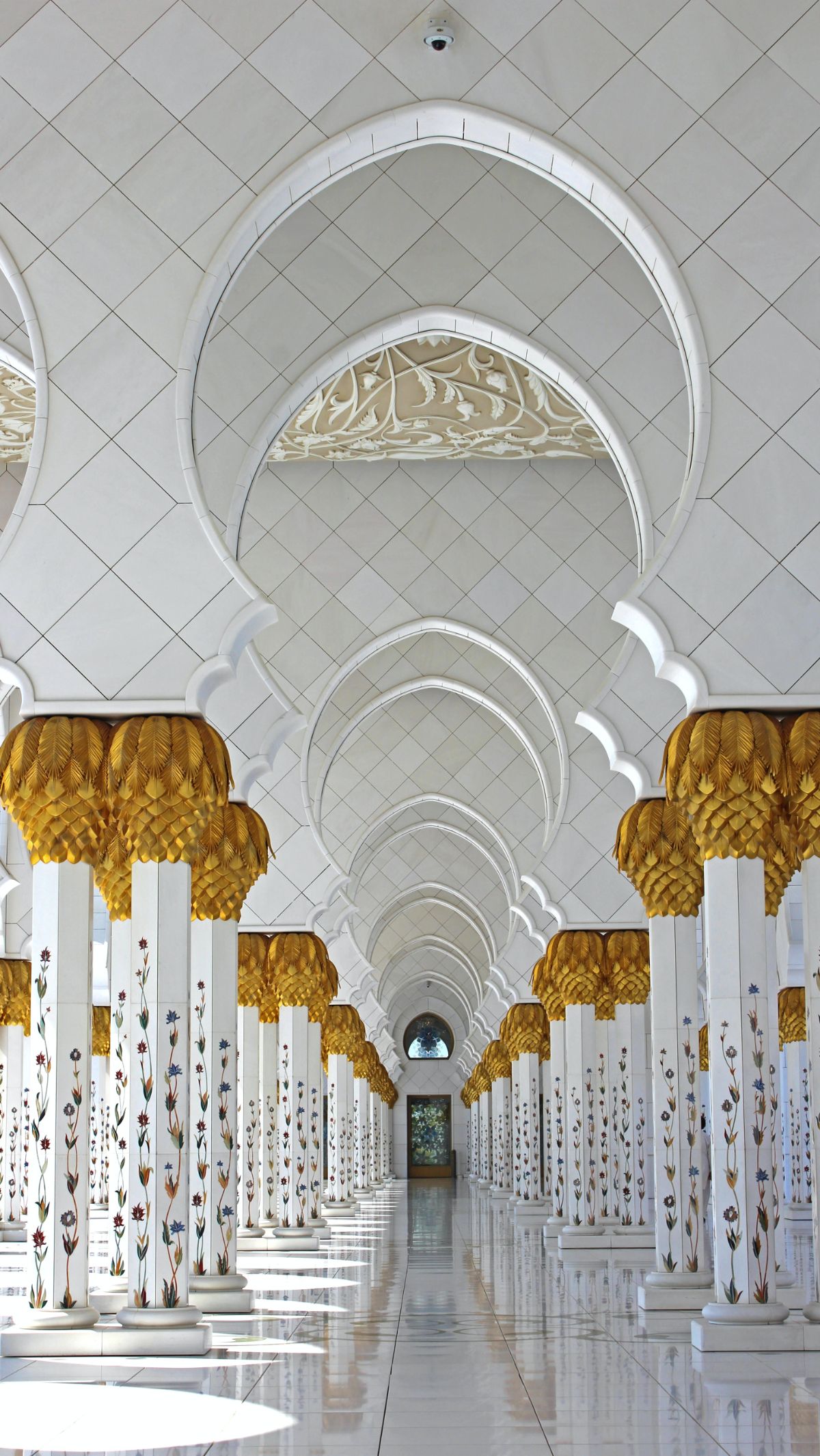Sholat merupakan ibadah wajib bagi umat muslim. Ibadah sholat ini bahkan diwajibkan bagi mereka yang sedang dalam perjalanan ataupun sedang sakit. Selain itu sholat juga merupakan rukun Islam setelah syahadat, maka dari itu bisa dibilang sholat merupakan sesuatu yang sangat penting untuk ditegakkan setiap umatnya agar agama Islam tetap berdiri di muka Bumi.