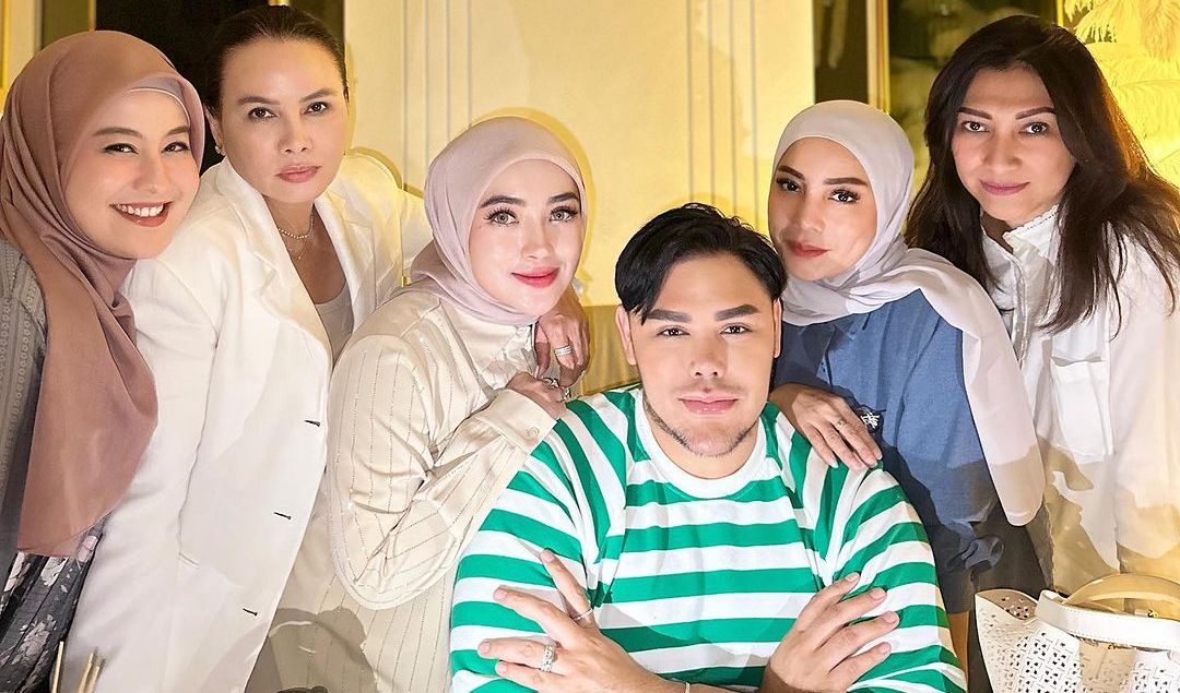 Punya banyak teman artis