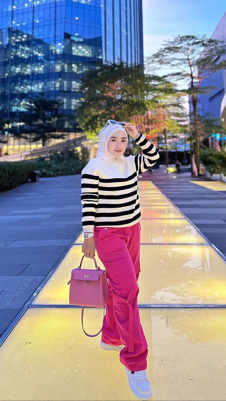 OOTD Shella Saukia dengan atasan belang-belang dan cargo pants pink