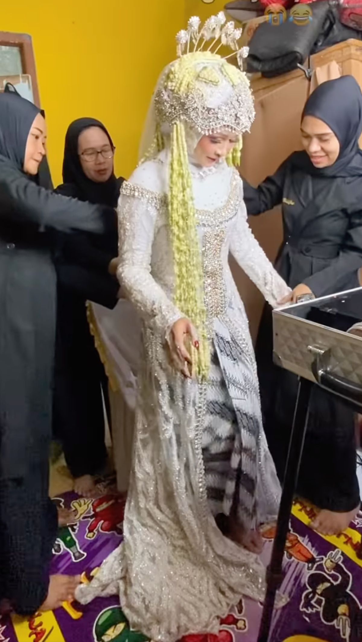 Kebelet BAB Jelang Akad, Aksi Pengantin Buka Rok Batik Bikin Ngakak