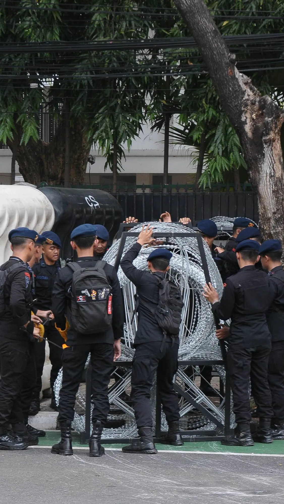 FOTO: Jelang Pengundian Nomor Urut Capres, Kantor KPU Dipasangi ...