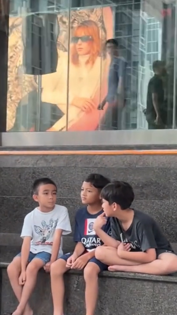 Viral Video Rafathar Ngemper di Depan Mall Jadi Bahan Konten Bersyukur, Sandal yang Dipakai Malah Bikin Salfok