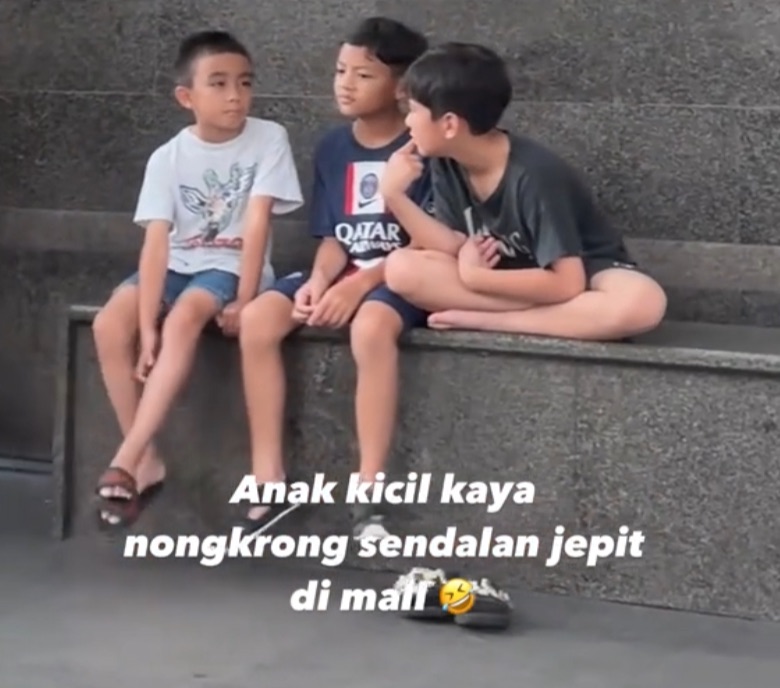 Viral Video Rafathar Ngemper di Depan Mall Jadi Bahan Konten Bersyukur, Sandal yang Dipakai Malah Bikin Salfok