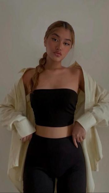 Gaya Victoria tampil dengan busana tube top warna hitam