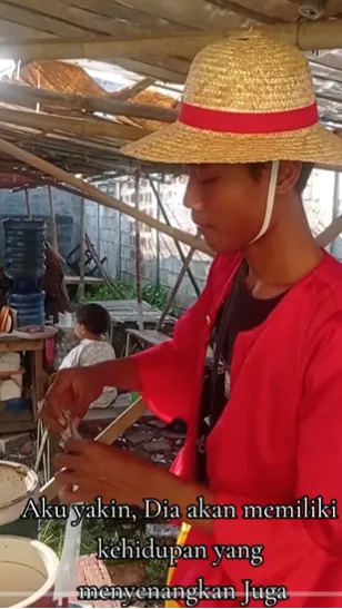 Video viral ini telah ditonton oleh lebih dari 500 ribu netizen. Banyak yang memberikan tanggapan lucu terkait aksi penjual gorengan tersebut.